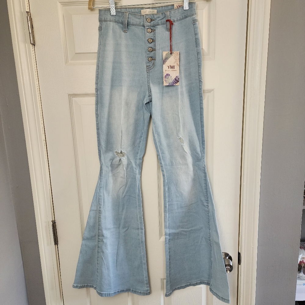 NWT YMI gigi fit, exposed button, light wash, distressed knee, flares. size 5/27